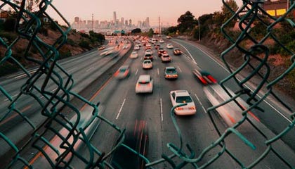 山东一女店主搬运啤酒时，箱内酒瓶突然爆炸，炸断泪腺！厂家：全额承担医疗费