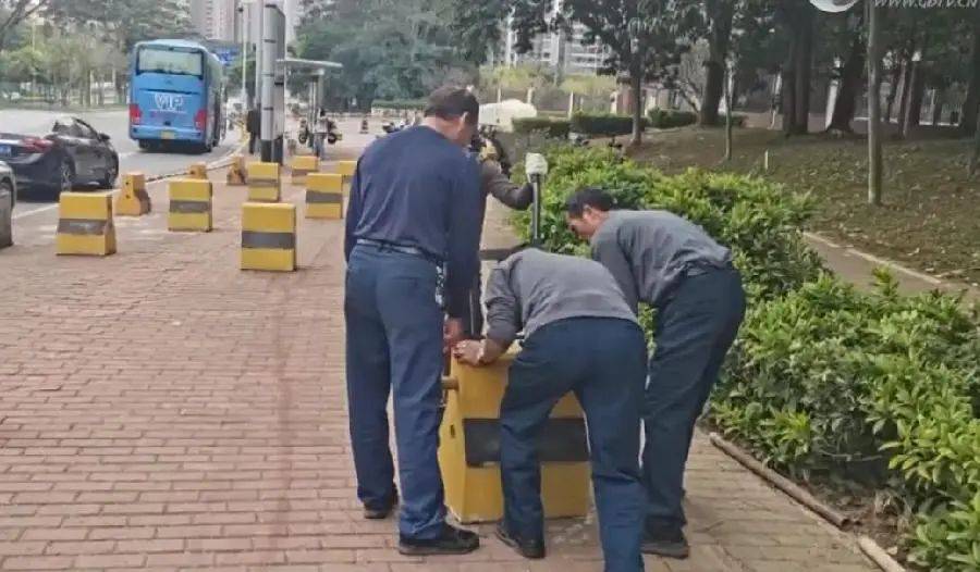 东莞一人行道出现近百个石墩占道