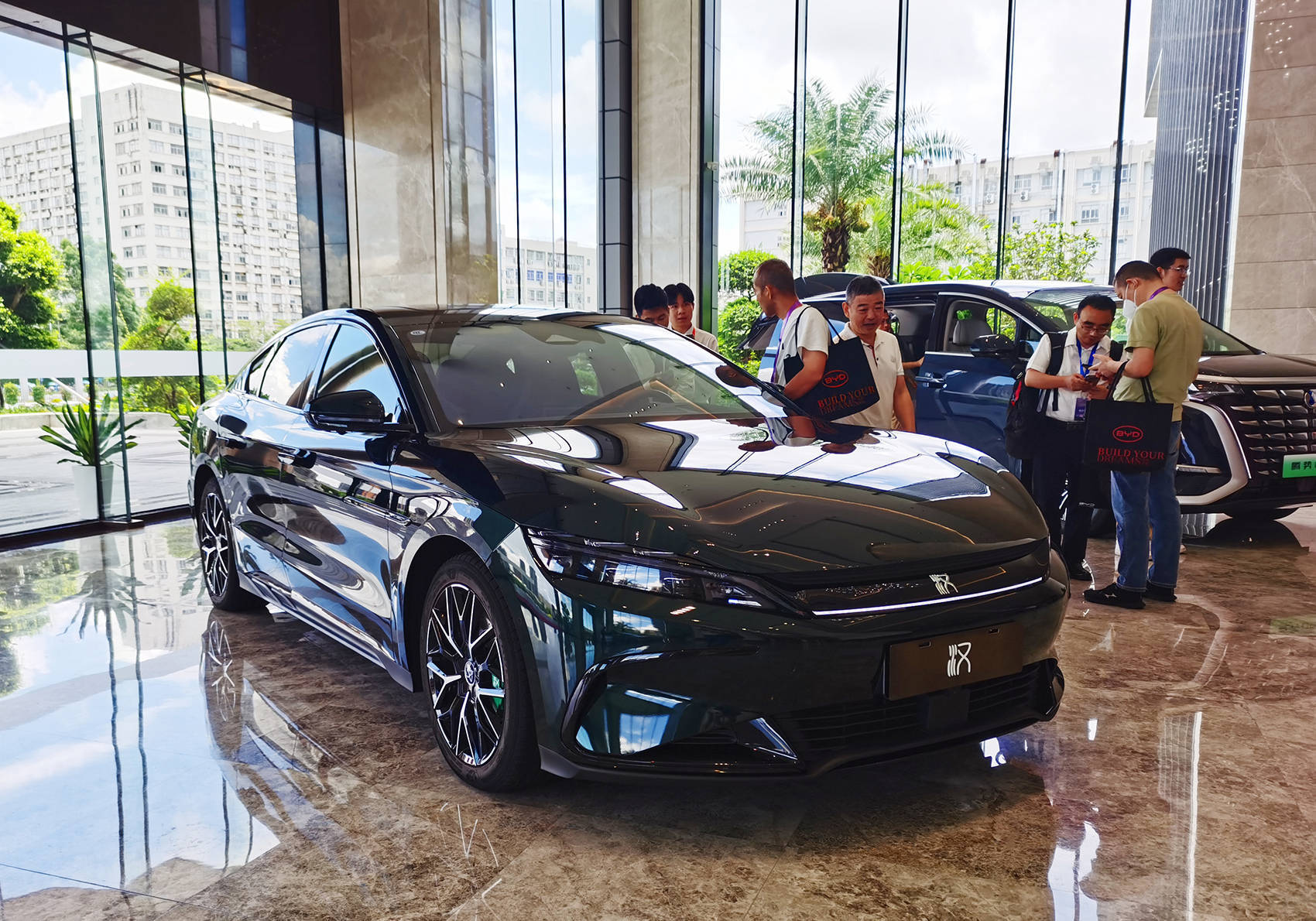 营收7771亿元,超越特斯拉!刚刚,比亚迪炸裂发布:拟派现超120亿元