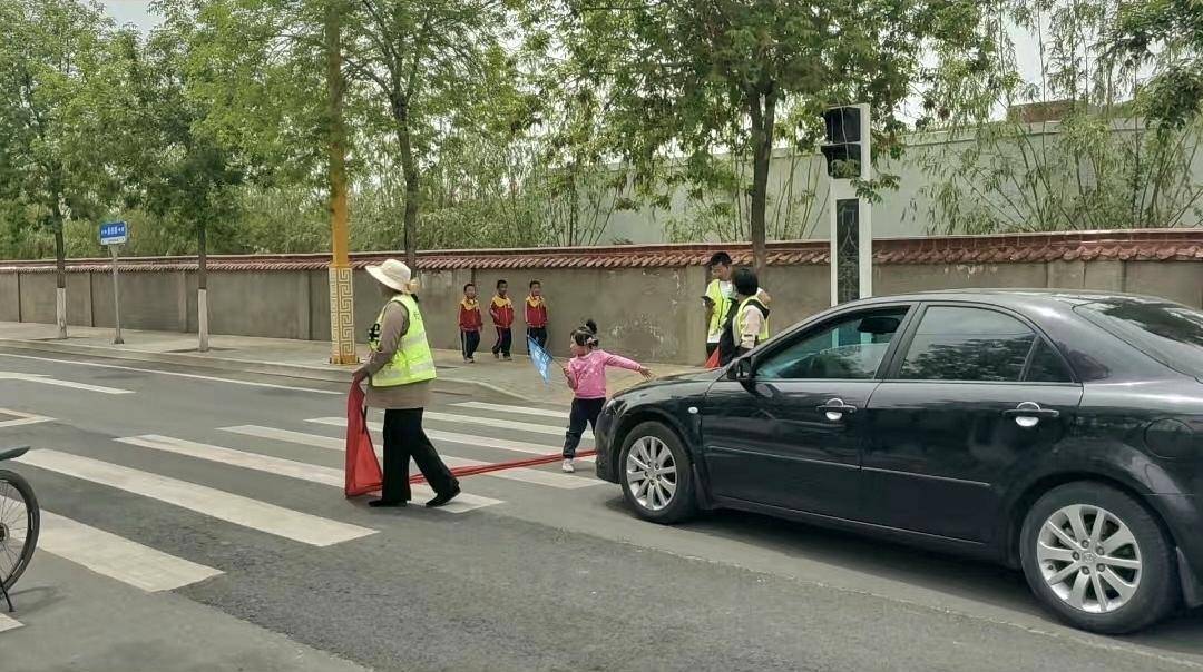 网友反映甘肃定西一幼童挡车“护学” 官方:已约谈学校校长