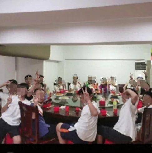 21名小学生凑300元聚餐，饭店老板回应贴钱上20多道菜：孩子们集体鞠躬致谢