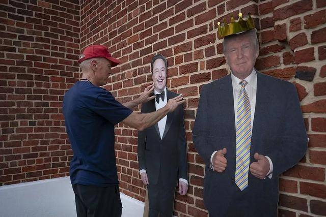 马斯克，被“逼上梁山”？