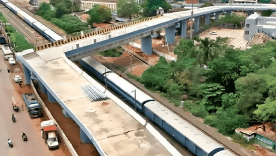 印度90度直角弯道高架桥参与官员辩解：这样设计因为“地不够”