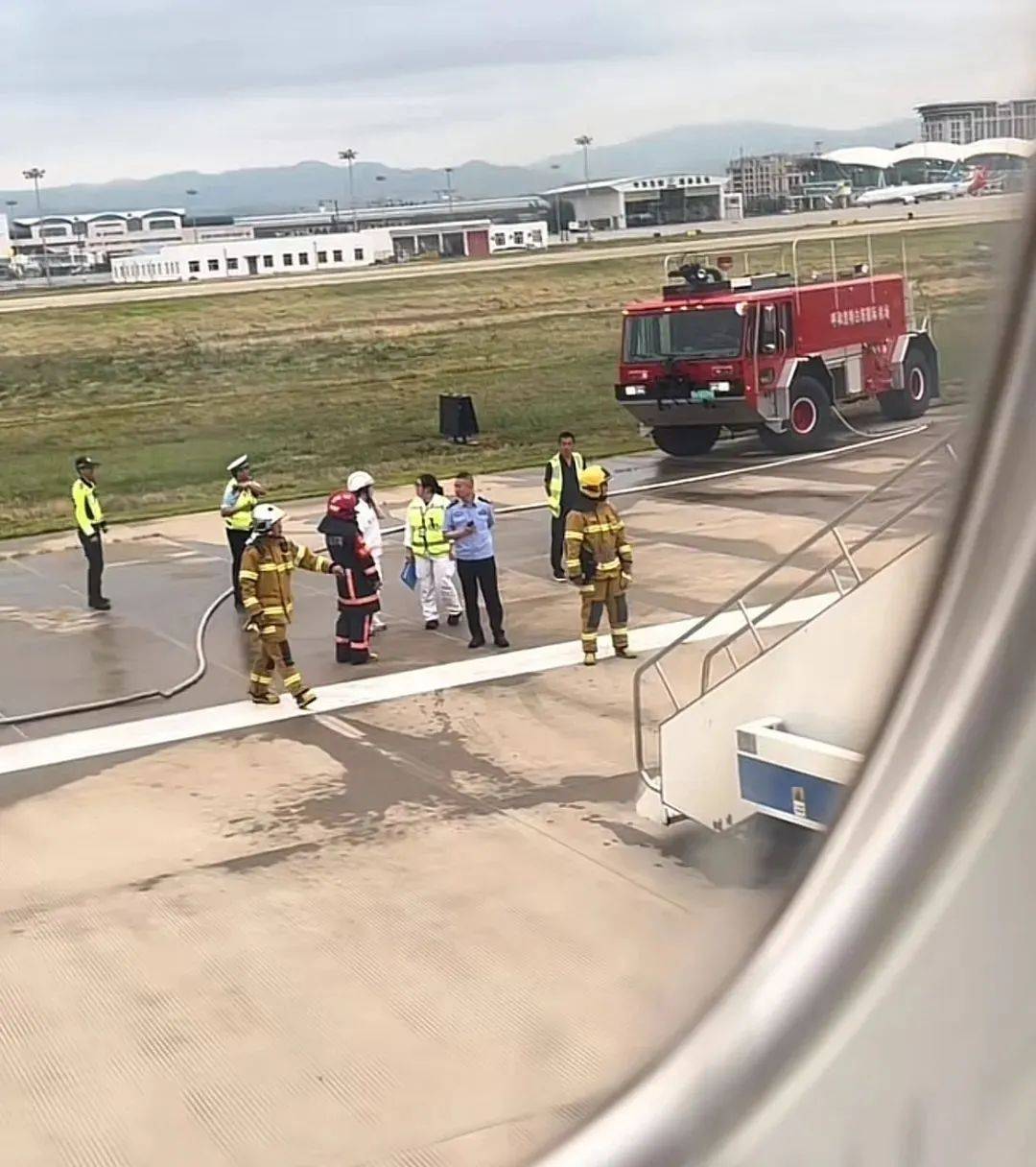 一客机滑行时发出巨响,乘客被紧急疏散,有公安消防救护赶到现场!天航回应