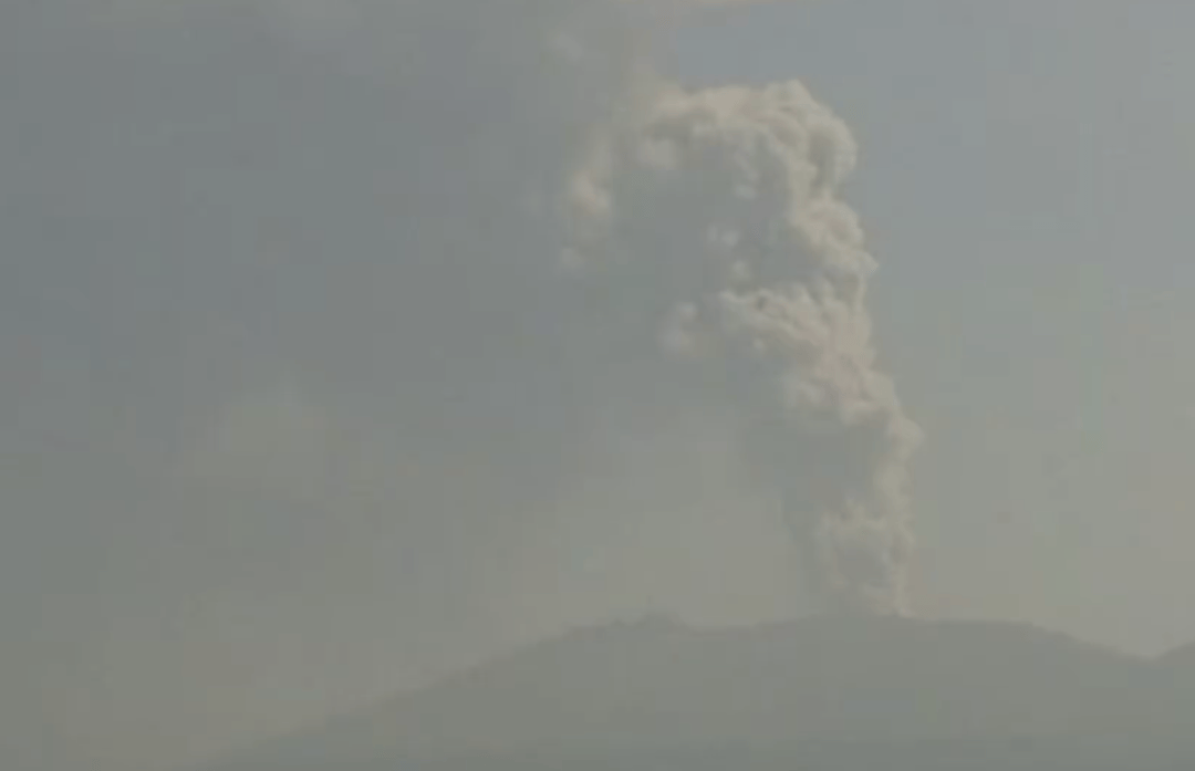 日本一火山喷发，火山灰柱高达5000米