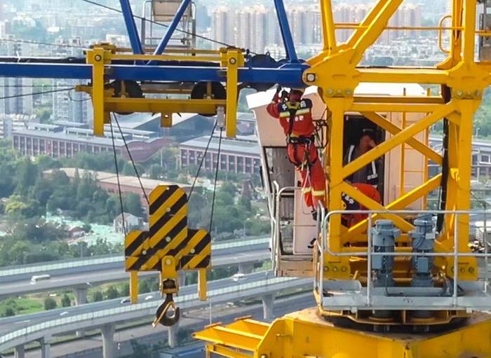 40℃高温!合肥一塔吊操作员因身体不适被困 消防百米高空救援