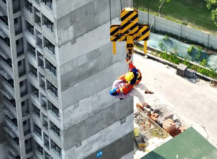40℃高温!合肥一塔吊操作员因身体不适被困 消防百米高空救援