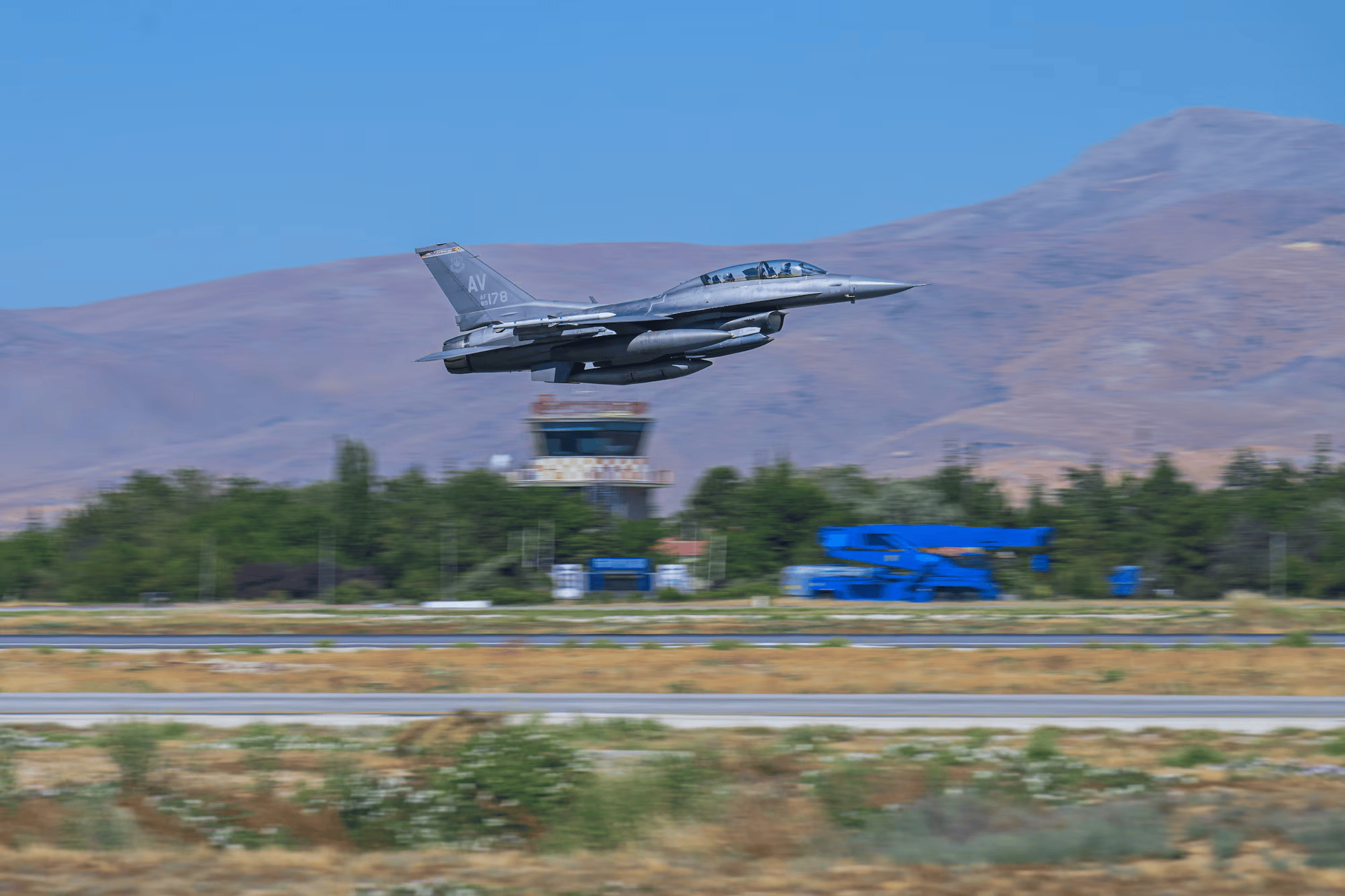 乌军F-16从北约基地出击，踏破俄罗斯红线：俄朝联军将登陆敖德萨