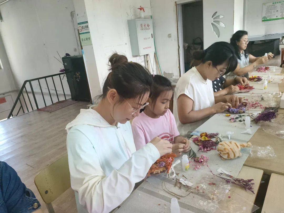 保健路街道开展“时光凝驻 花语永恒”永生花手工制作活动
