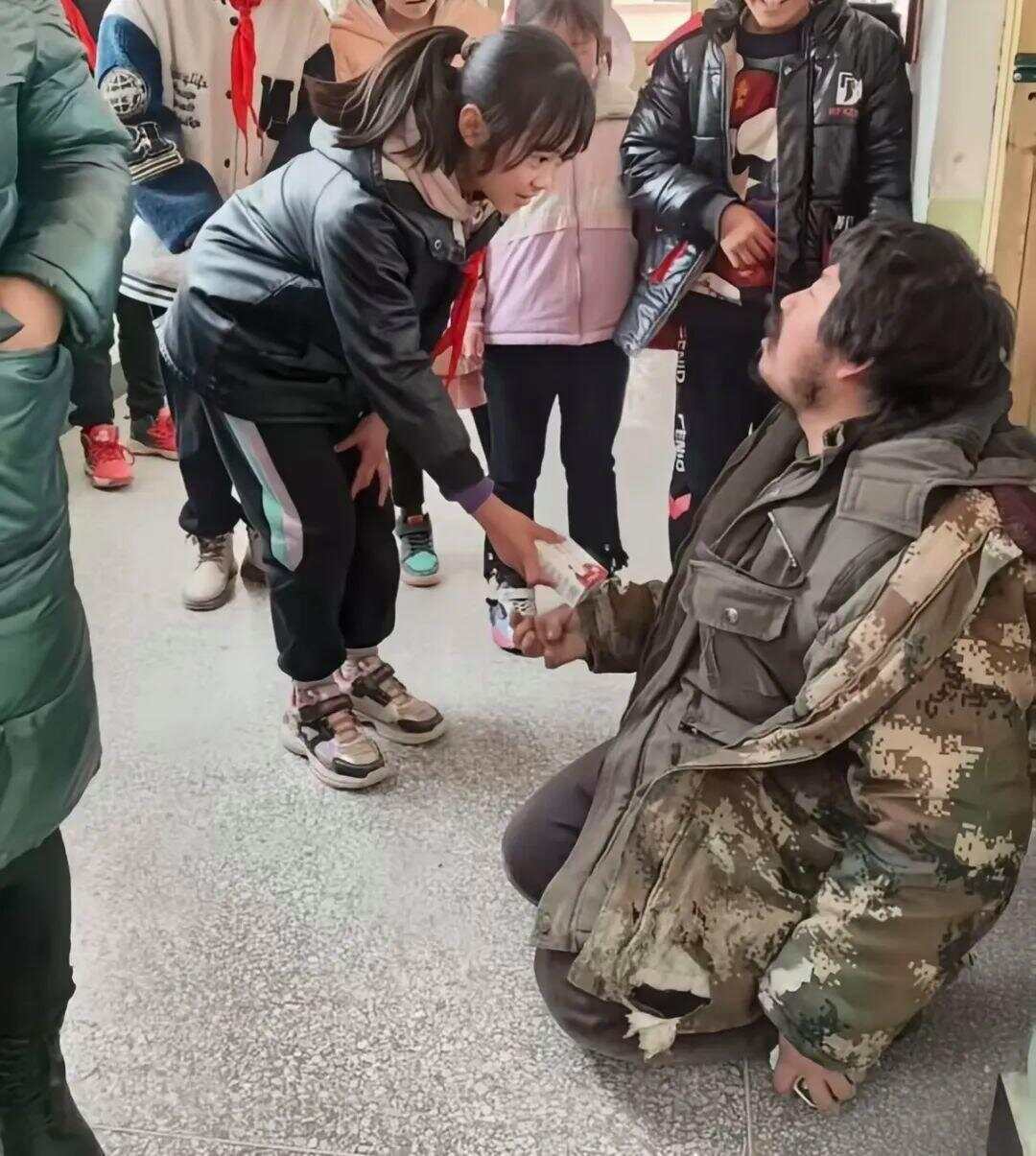 遗憾！受拾荒者资助感动全网女孩意外去世，此前两人相见泪流满面感动全网