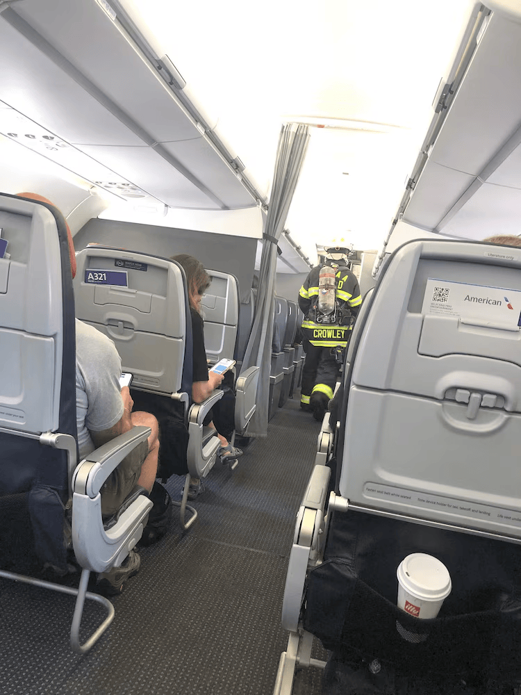 美国航空公司一航班因乘客电子设备起火紧急改道备降