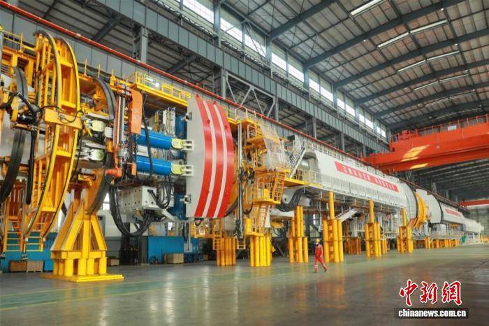 湖北宜昌:国产最大直径敞开式硬岩掘进机始发