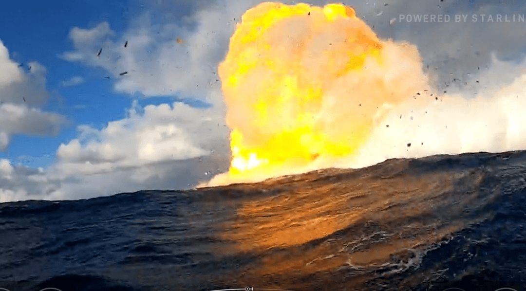 这次没有空中爆炸!1个小时飞越半个地球,马斯克星舰终于成功了,现场欢呼声、鼓掌声响成一片