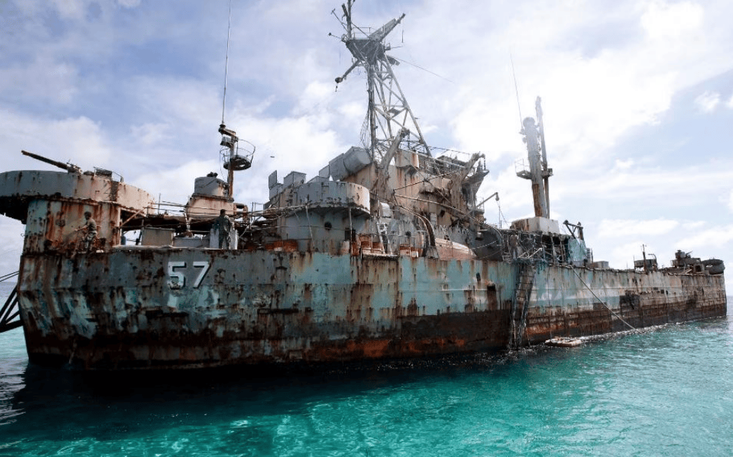 解放军拖船赶到仁爱礁,离破船还剩最后5海里,清场进入倒计时?