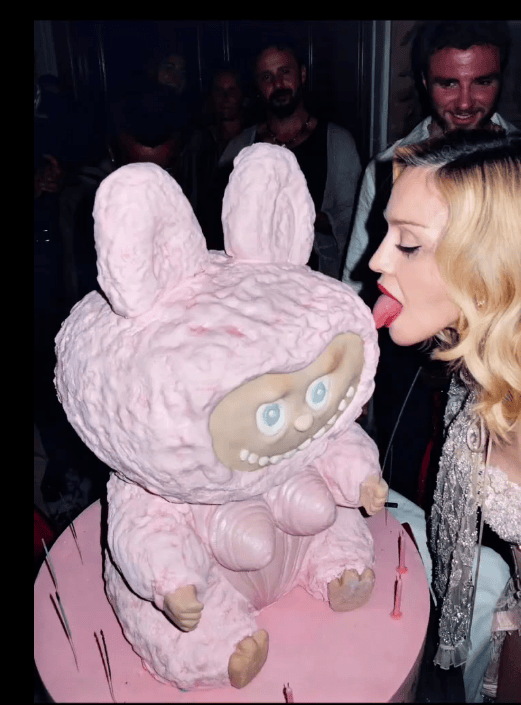 67岁生日麦当娜与鲜肉男友同吃Labubu蛋糕,造型致敬子弹胸罩