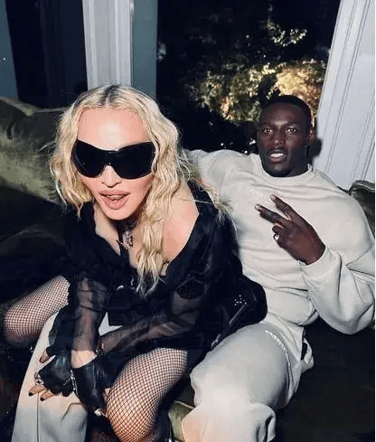 67岁生日麦当娜与鲜肉男友同吃Labubu蛋糕,造型致敬子弹胸罩