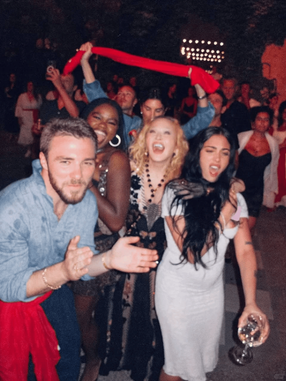 67岁生日麦当娜与鲜肉男友同吃Labubu蛋糕,造型致敬子弹胸罩