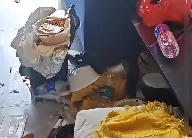 两男生开房住宿留下满床辣条油和避孕套,民宿回应