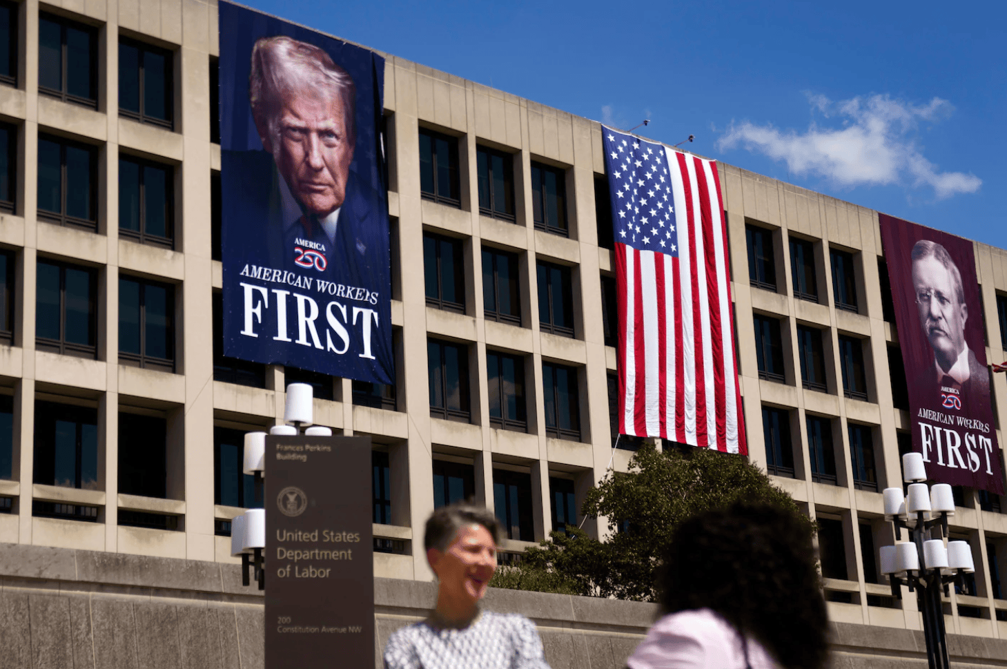 特朗普内阁会议时长超《泰坦尼克号》:3小时“夸声一片”,有的电视直播都不耐烦了