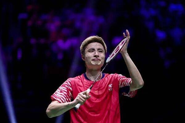 祝贺！石宇奇2比1逆转昆拉武特，获得羽毛球世锦赛男单冠军！