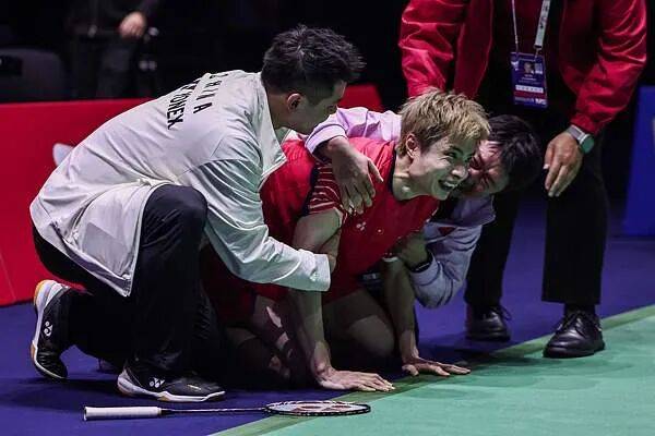 祝贺！石宇奇2比1逆转昆拉武特，获得羽毛球世锦赛男单冠军！