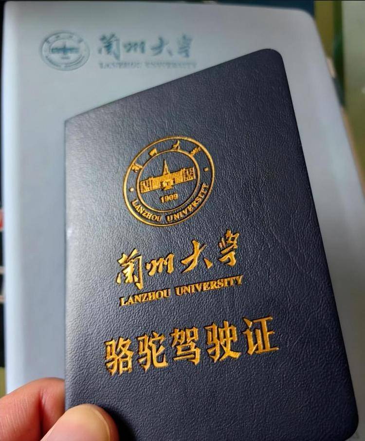 一人一驼，骆驼尾气排放超标要扣分？兰大回应学生持证骑骆驼上学：骆驼驾驶证为学校文创，非官方证件