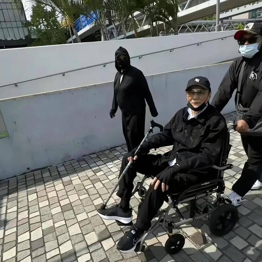 考古|89岁谢贤现身依旧时髦!与小49岁女友分手后开搞事业,疑已交代后事的他太潇洒