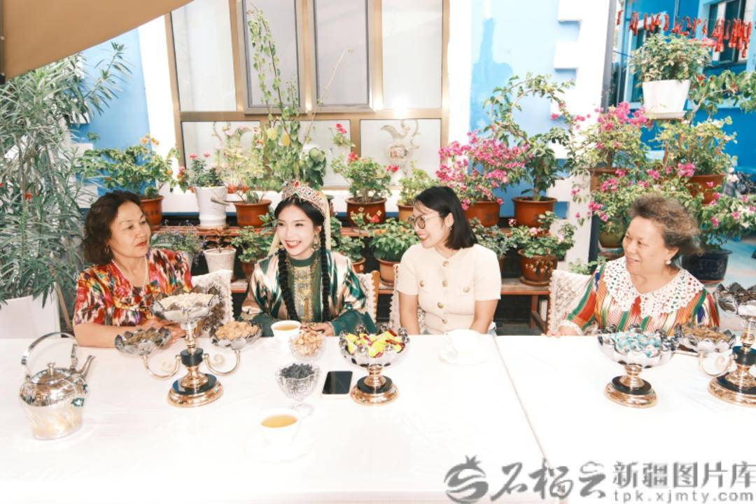 砥砺奋进七十载 天山南北谱华章丨一河两望 一桥相联