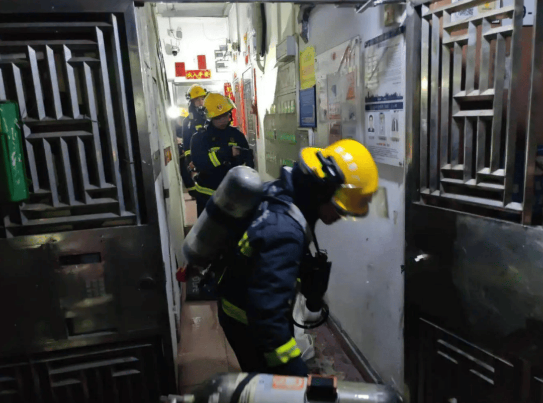 深圳“00后”小伙退伍刚到家,凌晨一举动,成了整栋楼的英雄!