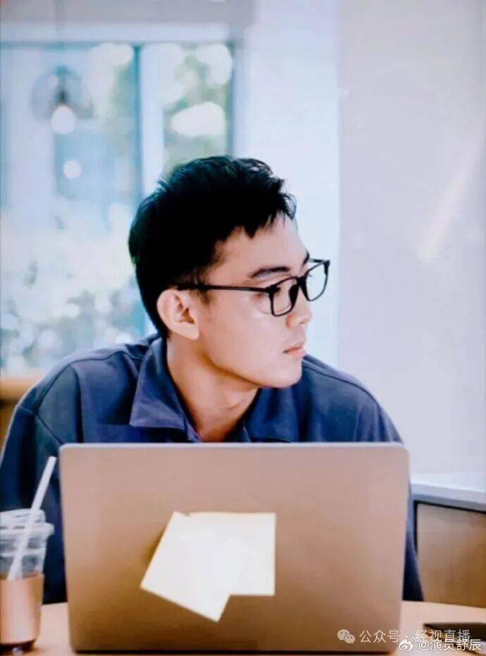 00后男演员在横店送外卖，每天跑4、5个小时！曾出演《小巷人家》