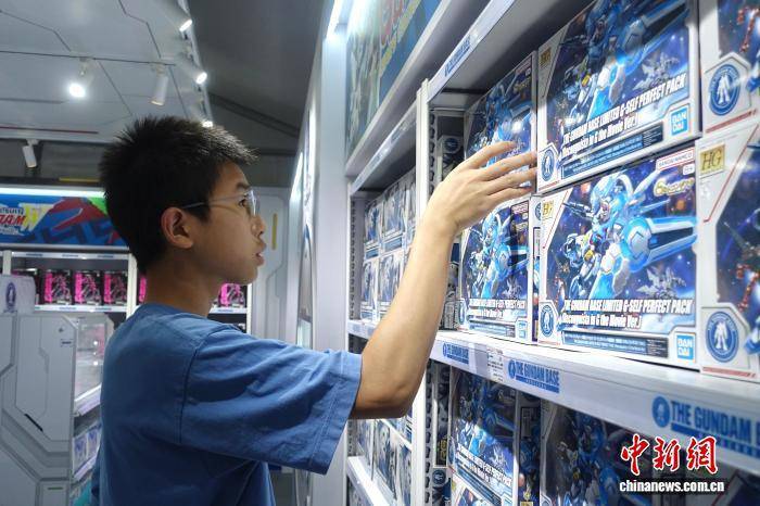 高达模型现身浙江杭州西湖畔 吸引游客打卡