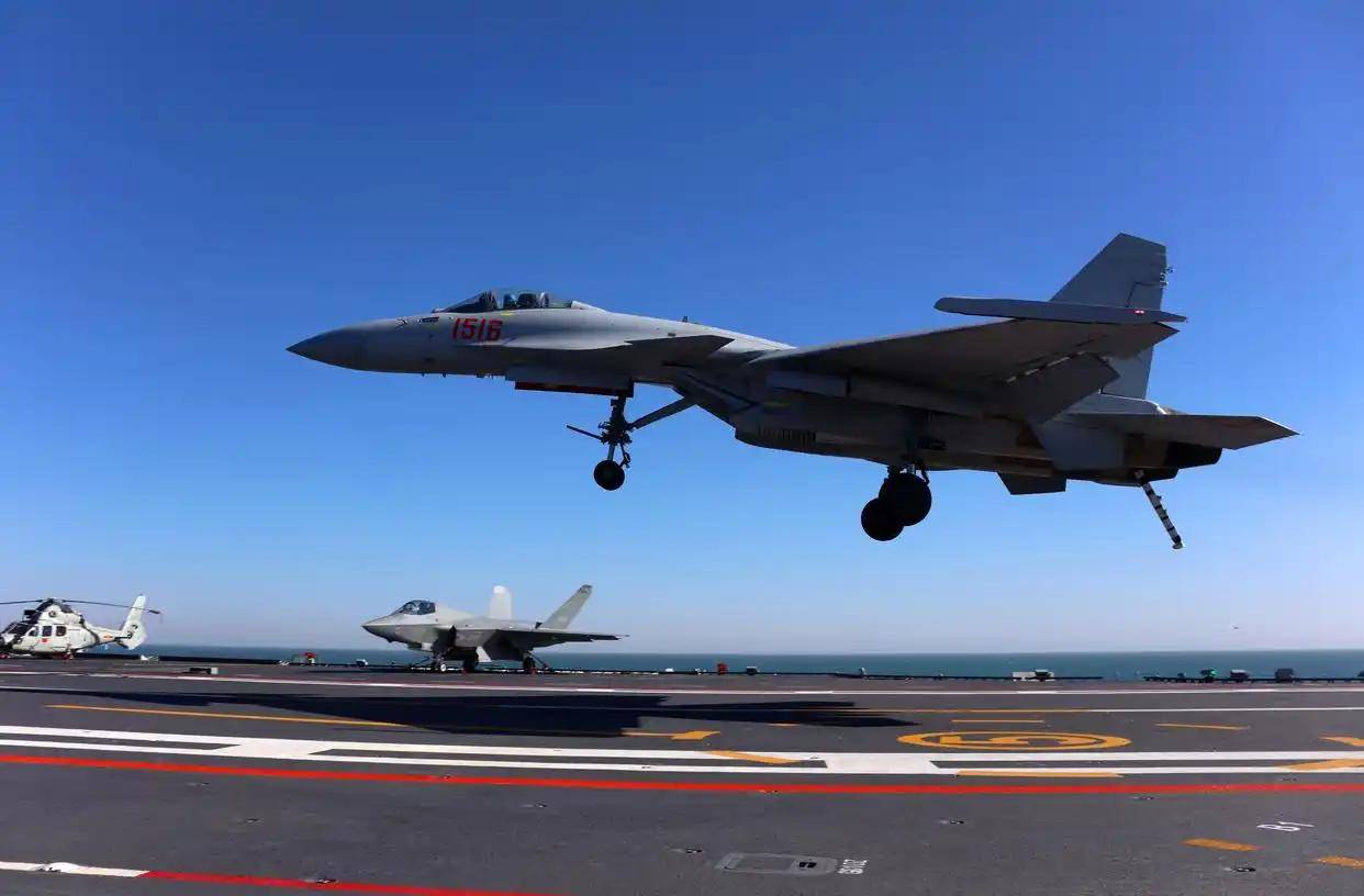 现场高清大图！一起感受舰载机弹射起飞“首秀”震撼瞬间