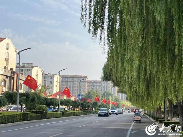 国庆氛围已拉满!潍坊昌乐满城飘扬“中国红”