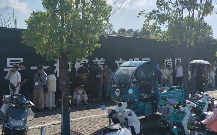 揭秘“鸡排哥”和“鸡排家族”：没火前他免费教亲戚炸鸡摆摊，走红后亲戚都来帮忙打下手