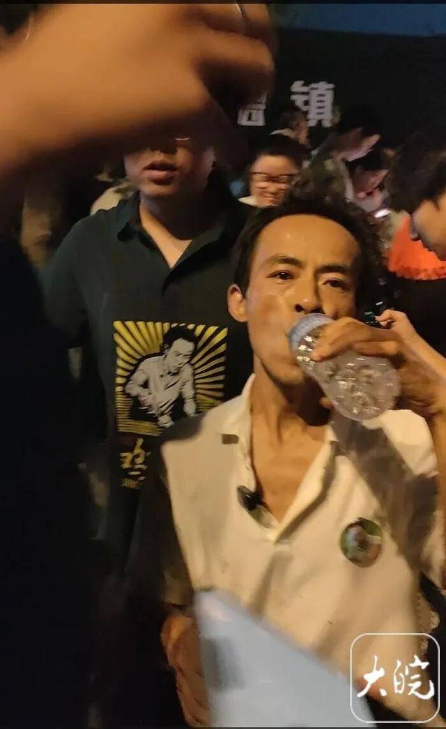 “鸡排哥”联手亲属摆出了5个摊位,隔壁阜阳摊主利润翻两番!