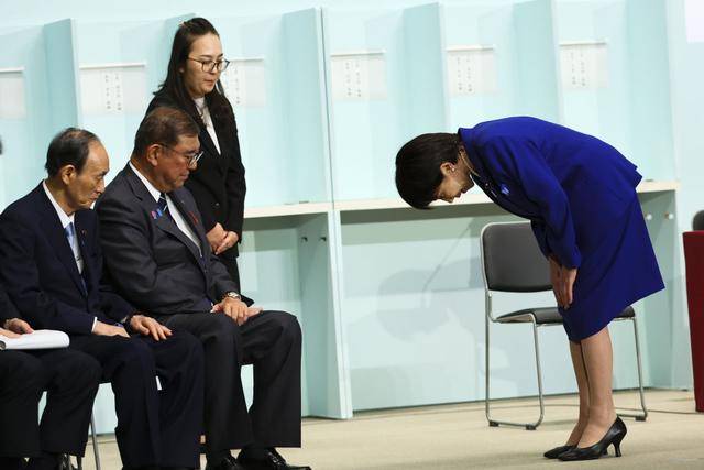 想当好日本首位女首相，得处理好这些“烂摊子”