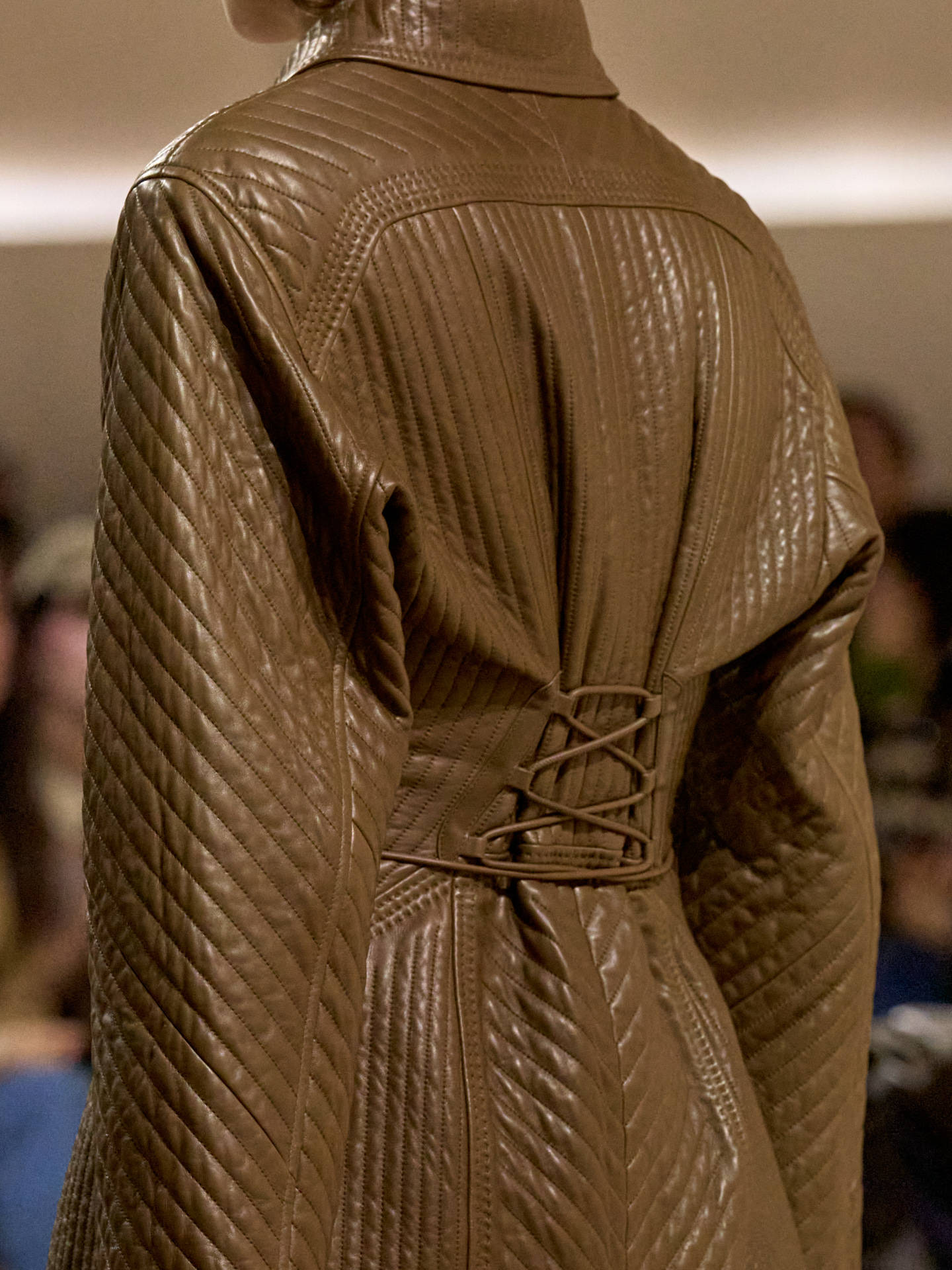 爱马仕秀场变沙滩，丝巾变上衣、亮色包袋注入新活力！