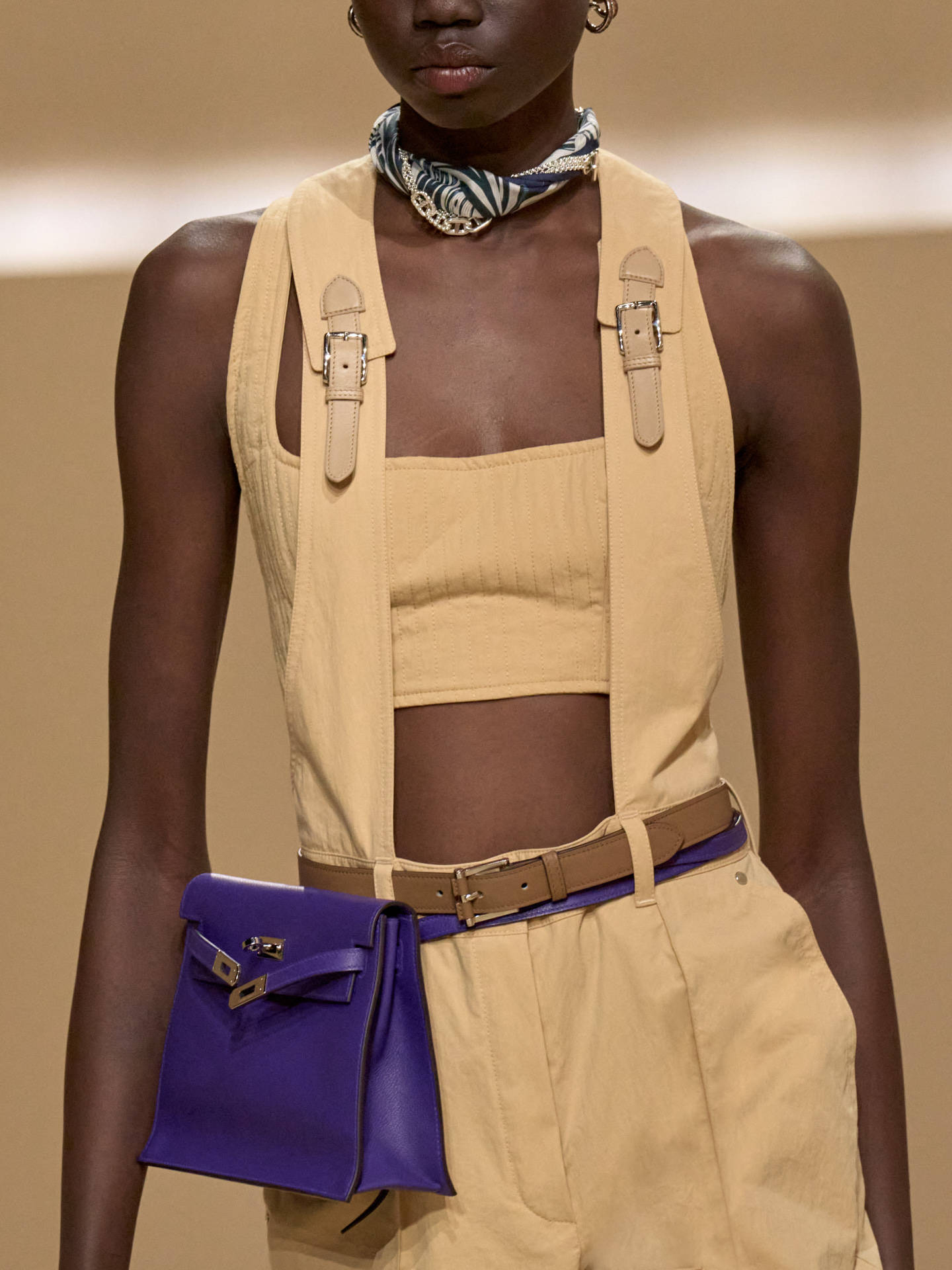 爱马仕秀场变沙滩，丝巾变上衣、亮色包袋注入新活力！