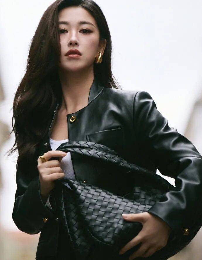 时装周上的女明星,秋冬氛围感一键封顶!