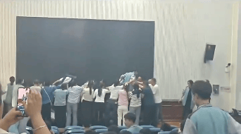 家长跪地被学生轮流踩踏,校方凌晨道歉