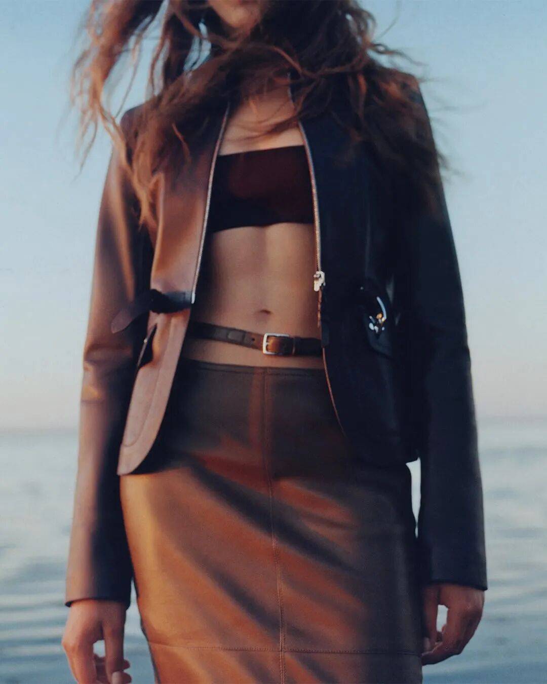 Hermès的女骑士，在沙滩上自由驰骋