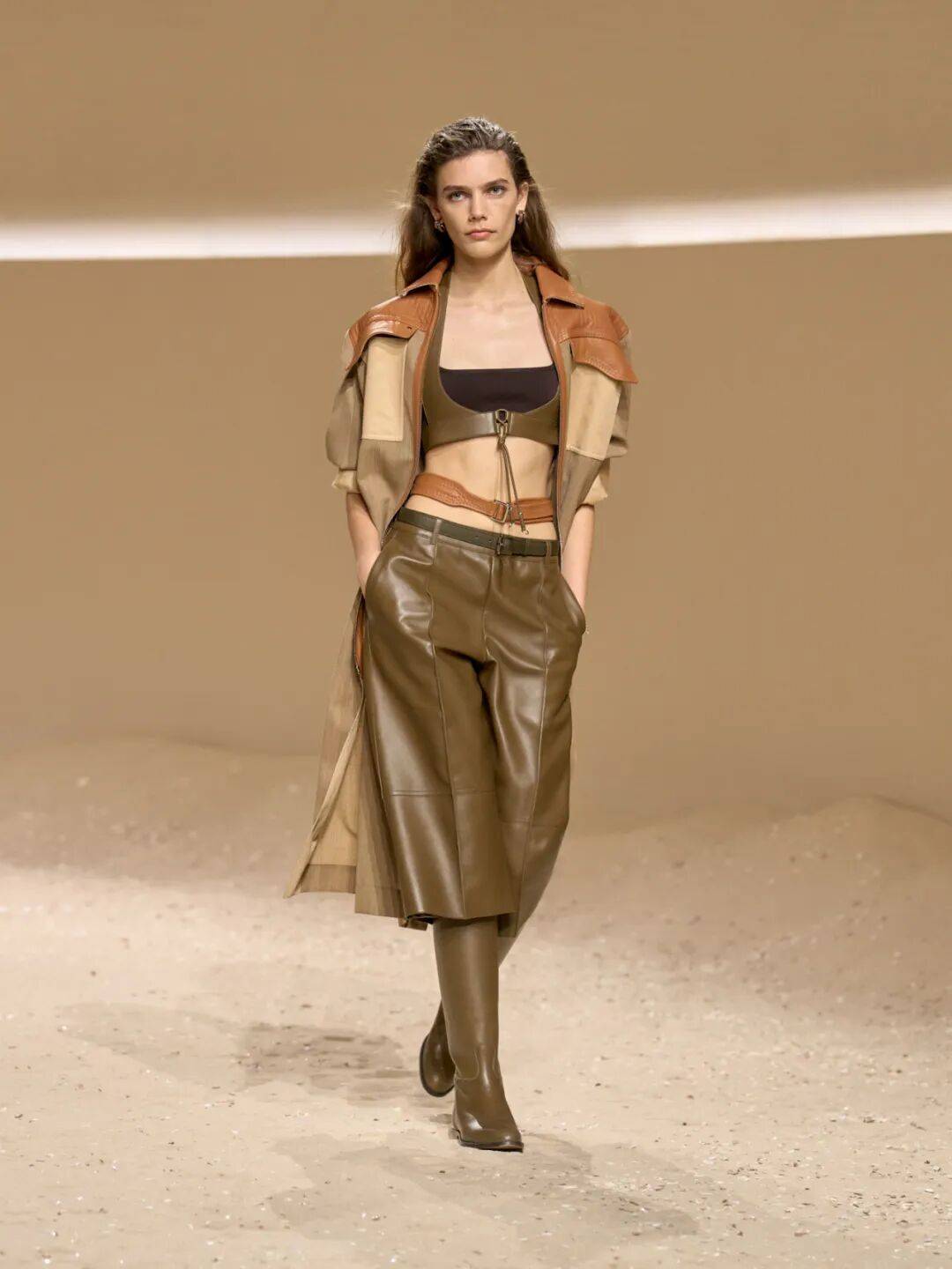 Hermès的女骑士，在沙滩上自由驰骋