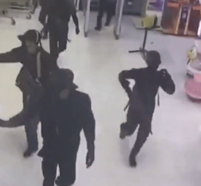 画面曝光!泰国发生黄金大劫案:6000克黄金首饰被持枪抢走,约10名蒙面人策划周密,逃离时安置炸弹陷阱