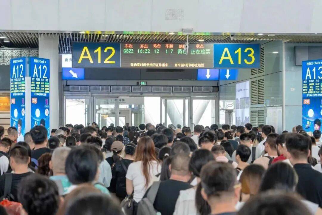 深圳北站凌晨返深被刷爆!附近叫车超200人?别慌!公交地铁加班护送