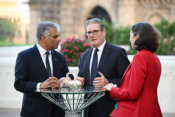 英首相撇清:没想讨好中国,要怪就怪前任