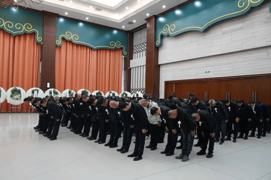 黄启东同志遗体告别仪式举行