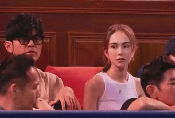 考古|昆凌现身暴瘦变化大!7年剖腹产下3娃,从“打工妹”到“天王嫂”,她的辛苦谁懂