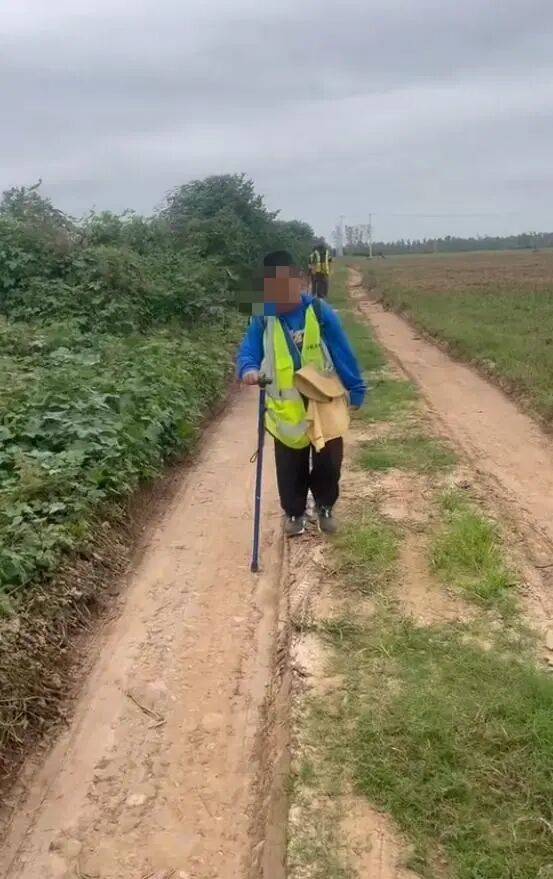 湖北一男子辞掉月薪2万元工作，带9岁儿子徒步千里，计划60天走到山东……原因让人泪目