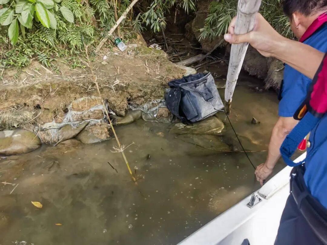 柳州鹧鸪江大桥附近水域发现利器，不远处有人在游泳……