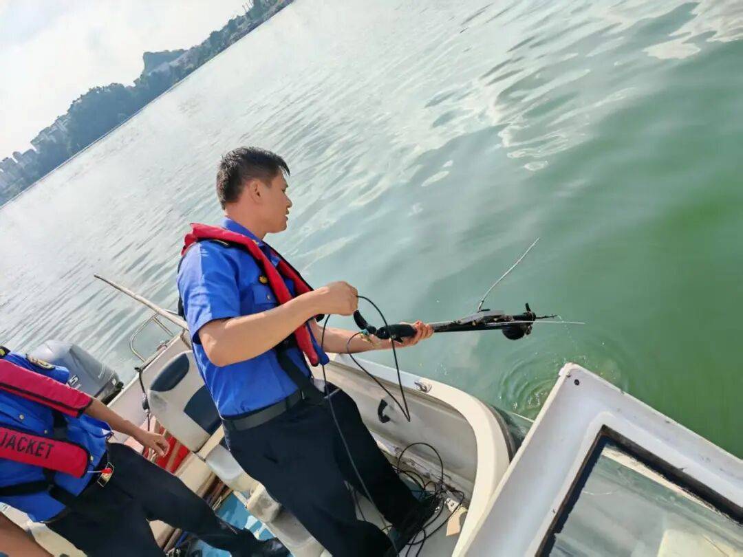 柳州鹧鸪江大桥附近水域发现利器,不远处有人在游泳……